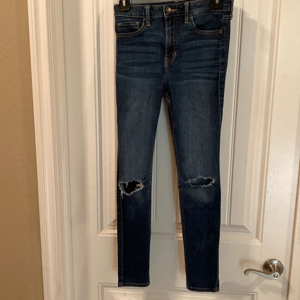 Hollister high rise super skinny size 3s  W26 L28 ripped knee jeans